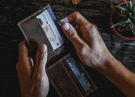 Billetera Gnomo Lumi De Cuero Con Porta Tarjetas Color Cuero Cafe